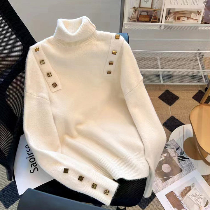 Pull à col roulé féminin tendance avec détails de boutons décoratifs Chic & Stil