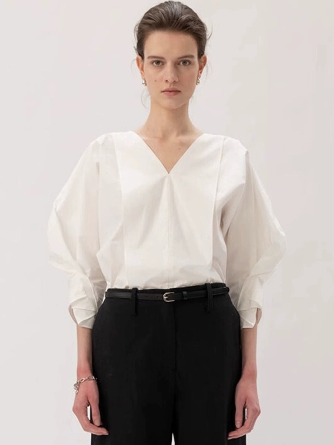 Blouse féminine tendance avec des manches volumineuses et un décolleté en V Chic & Stil