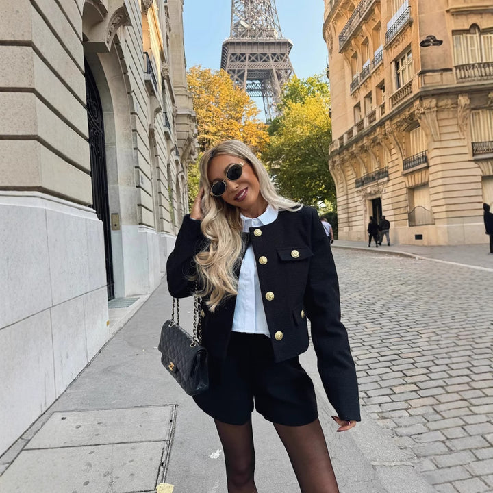 Blazer cropped pour femmes avec détails de boutons dorés et design élégant Chic & Stil