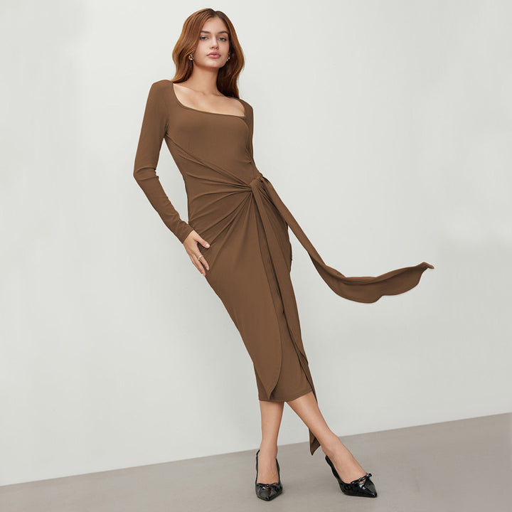 Robe portefeuille pour femmes avec des détails de drapés sophistiqués et des manches longues Chic & Stil