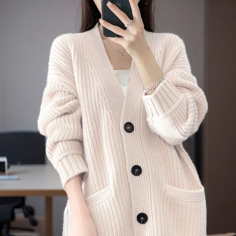Ladies cozy knitted cardigan with large pockets Lune London