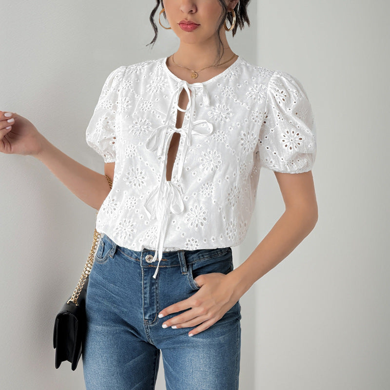 Blouse à manches bouffantes pour femmes avec des motifs floraux décoratifs et cordon de serrage Chic & Stil
