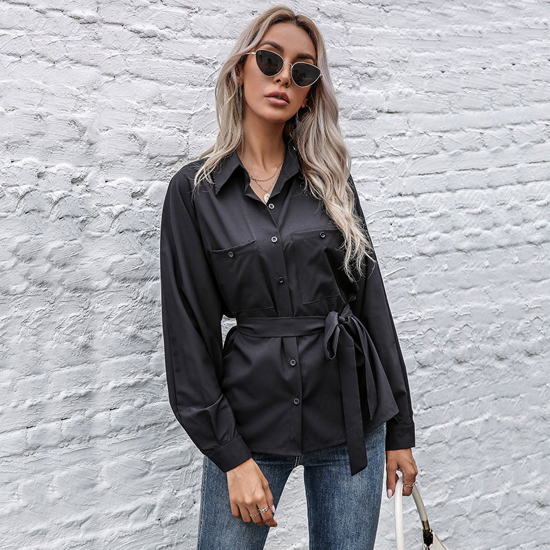Chemisier en satin pour femmes avec ceinture à nouer et poches poitrine Chic & Stil