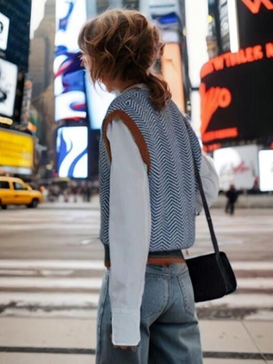 Knitted sweater for women with a V-neck and modern zigzag pattern Chic and Style
