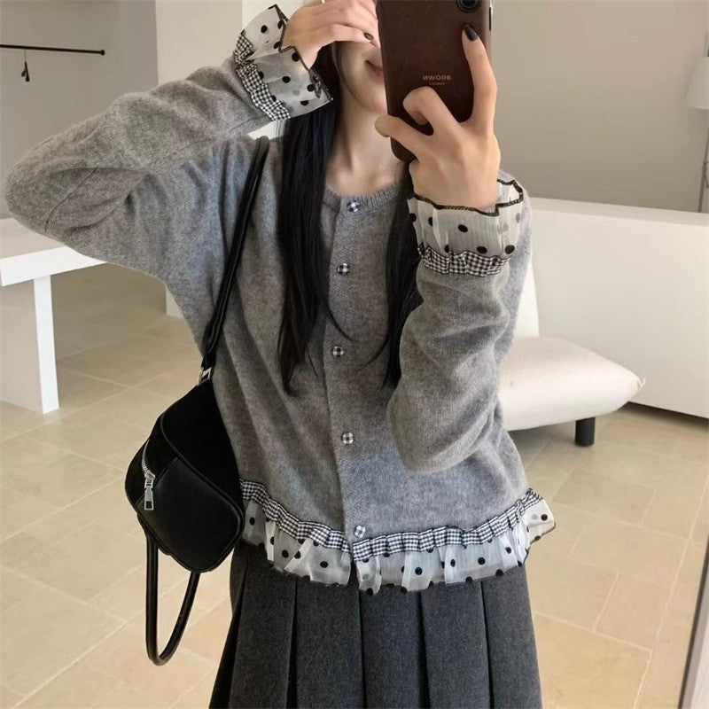 Cardigan pour femmes avec volants décoratifs et détails de boutons Chic & Stil
