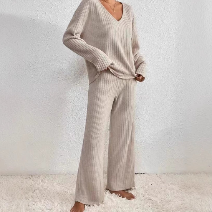 Comfortable set for women with V-neck and wide leg Lune London