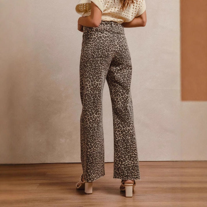 Loose jeans for women with chic leopard print and style
