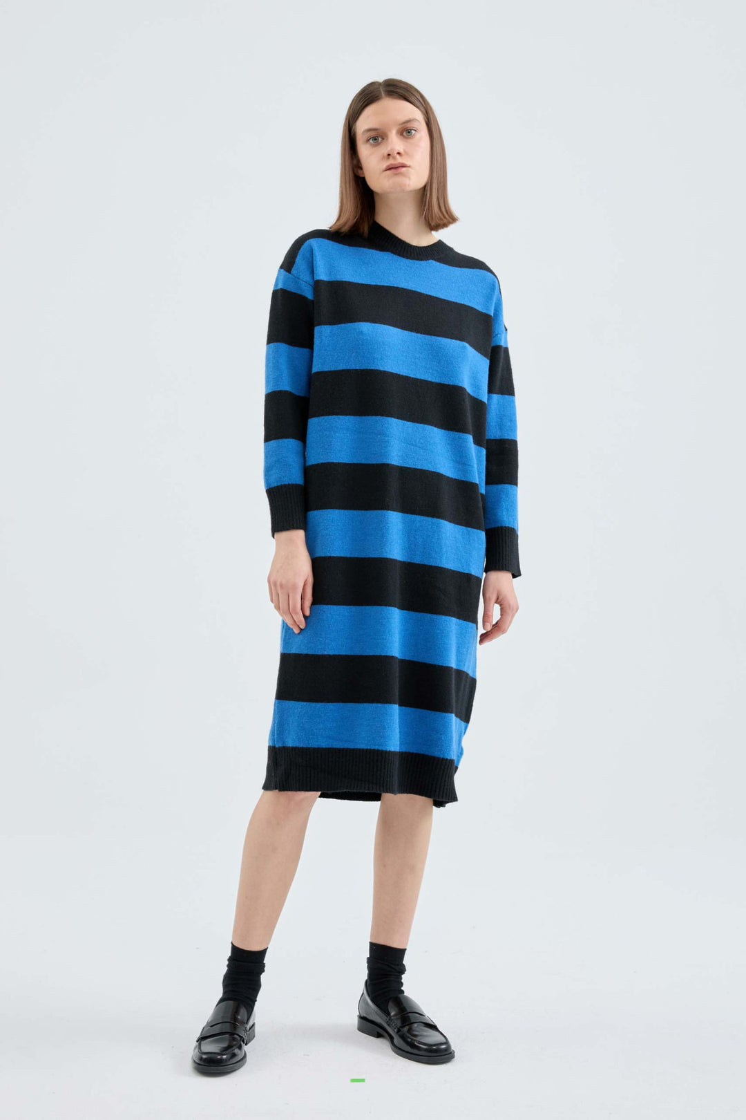 Robe tricotée pour femmes avec un motif de rayures bloc moderne et une coupe décontractée Chic & Stil