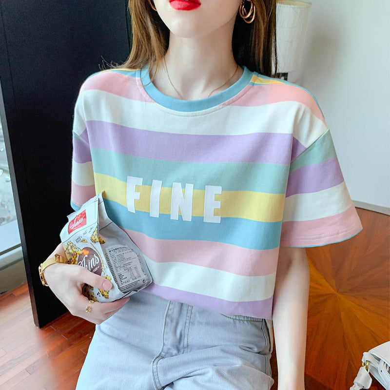 T-shirt femme avec motif rayé coloré et lettrage créatif Chic & Stil