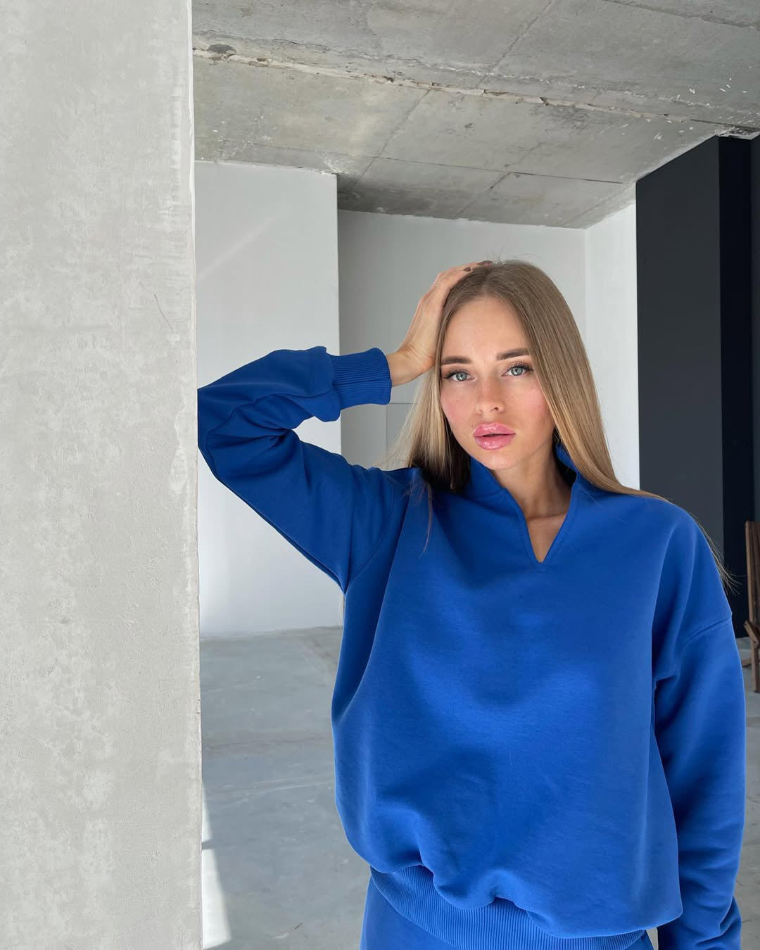Trendy women's sweatshirt with V-neck and optimized fit Lune London
