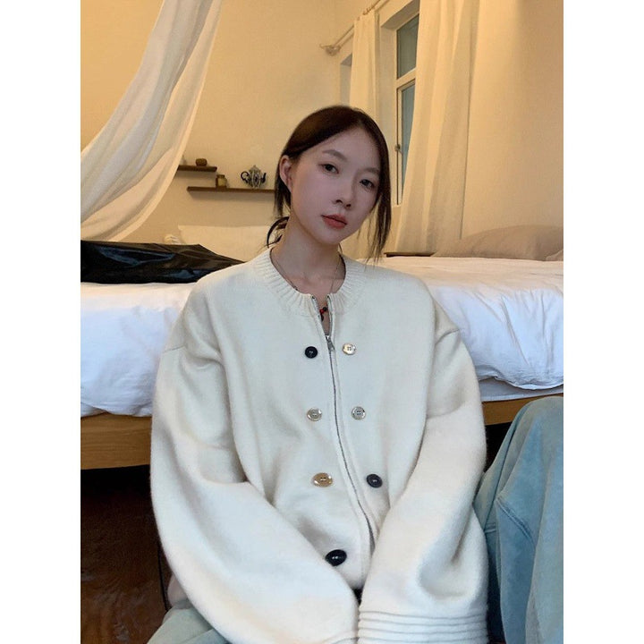 Cardigan classique pour femmes avec coupe confortable et boutons décoratifs Chic & Stil