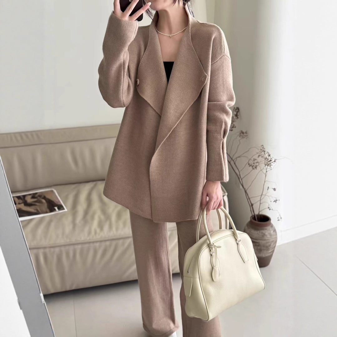 Blazer élégant pour femmes avec ceinture ajustée et texture fine Chic & Stil