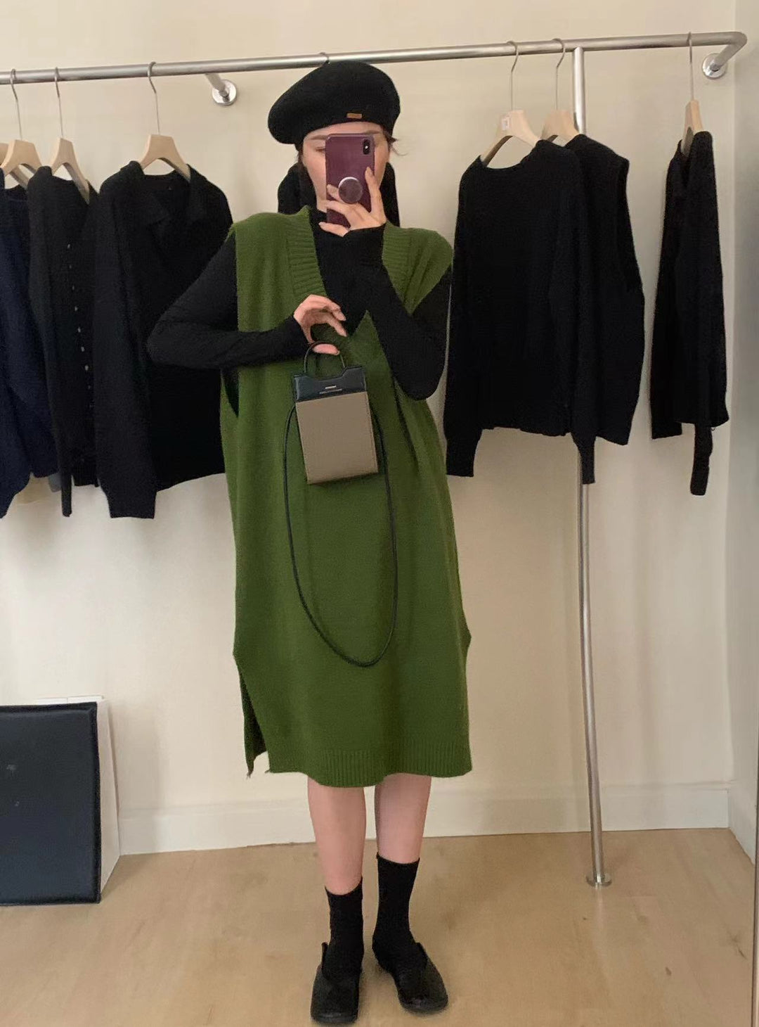 Robe tricotée pour femmes avec un élégant col en V et une fente latérale Chic & Stil