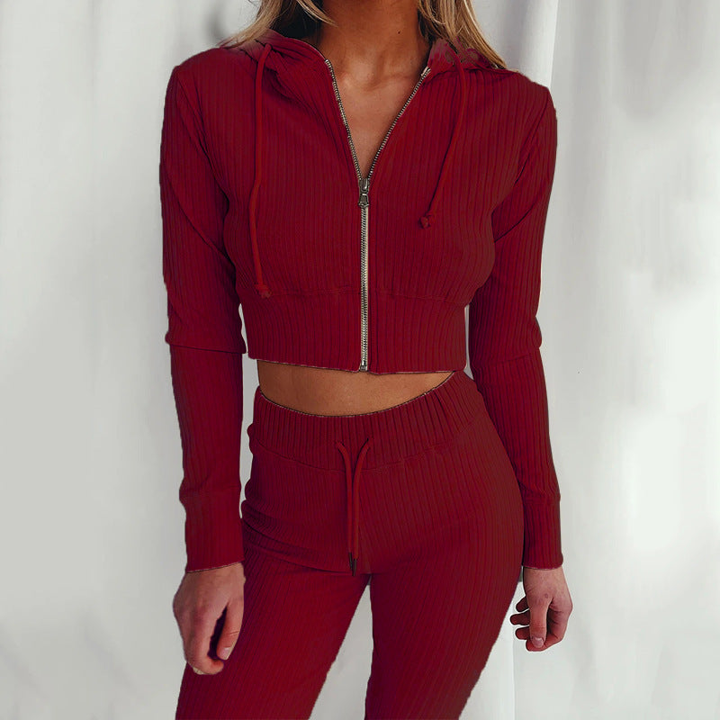 Ensemble de hoodie court sportif pour femmes avec un design en fines côtes et un grand confort de port Chic & Stil