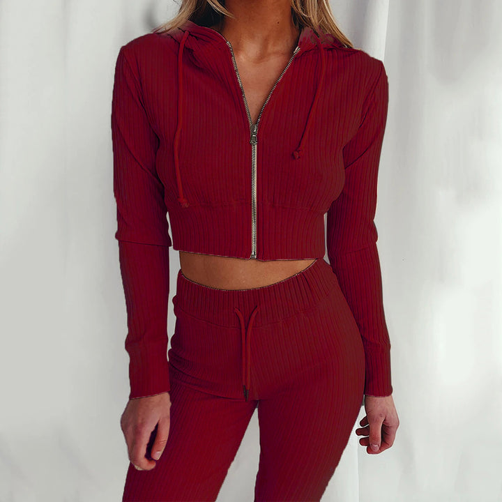 Ensemble de hoodie court sportif pour femmes avec un design en fines côtes et un grand confort de port Chic & Stil