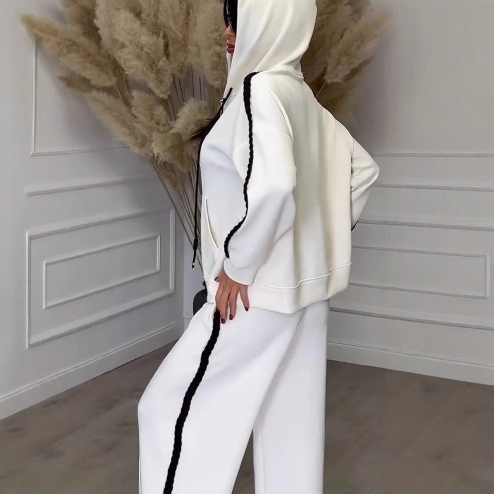 Ensemble de survêtement à capuche pour femmes avec des éléments latéraux contrastants Chic & Stil