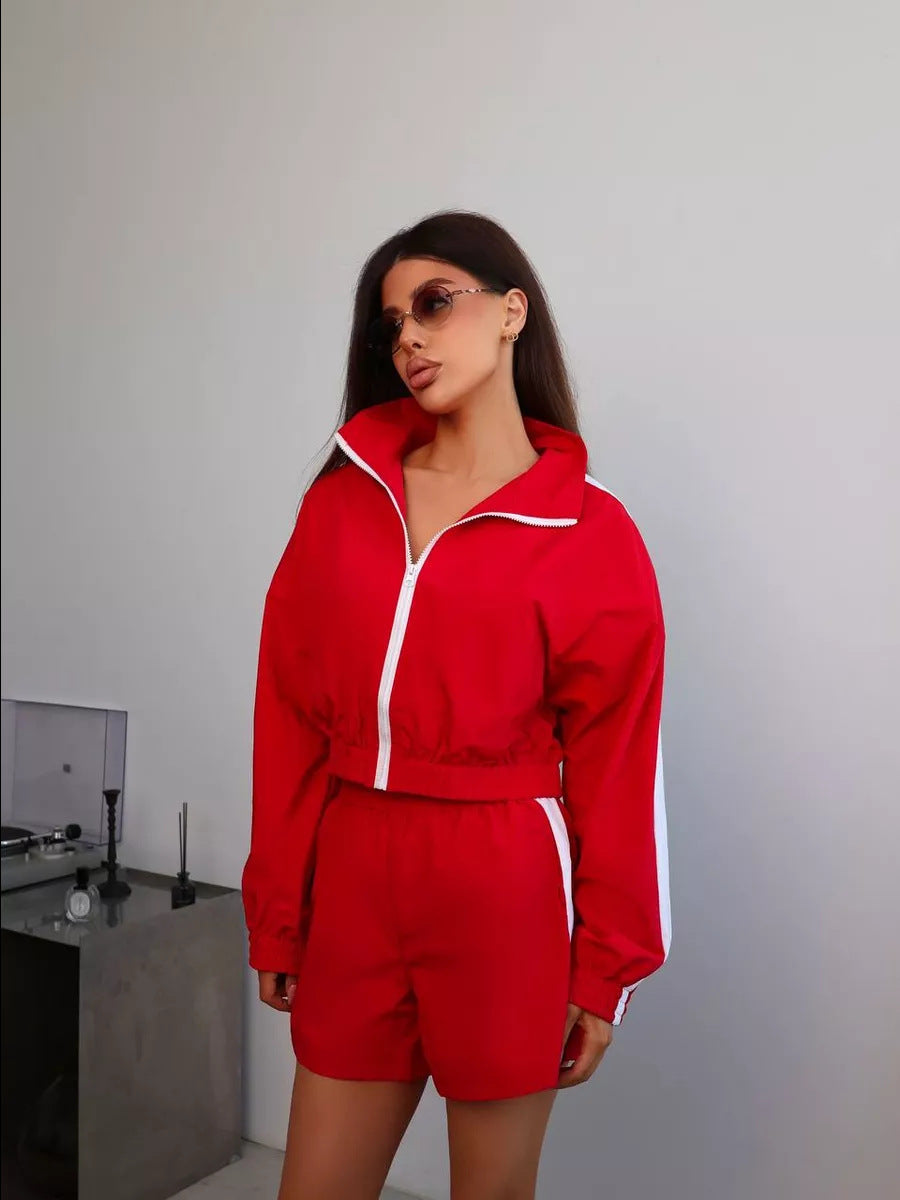 Women's sports set made of functional and breathable material with zipper and elastic waistband Lune London