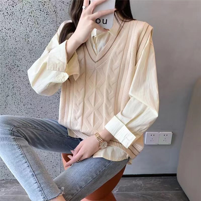 Knitted sweater for women with V-neck and geometric braid pattern Lune London