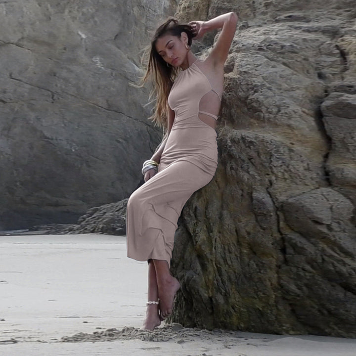 Robe maxi ajustée pour femmes avec décolleté asymétrique et élégant découpe au dos Chic & Stil
