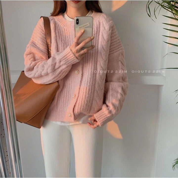 Cardigan Tricot Doux pour Femmes avec Détails de Boutons en Perle et Texture en Tricot Câble Chic & Stil