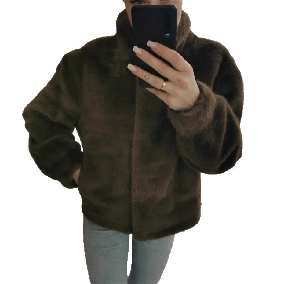 Fleece jacket for women with stand-up collar and side pockets with openings.