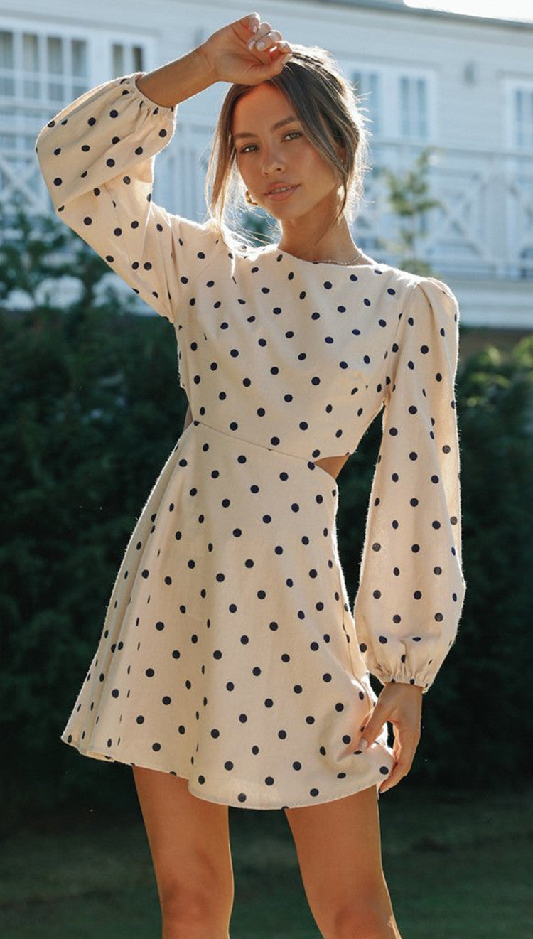 Robe minnie à pois pour femmes avec des manches volumineuses et une coupe ajustée Chic & Stil