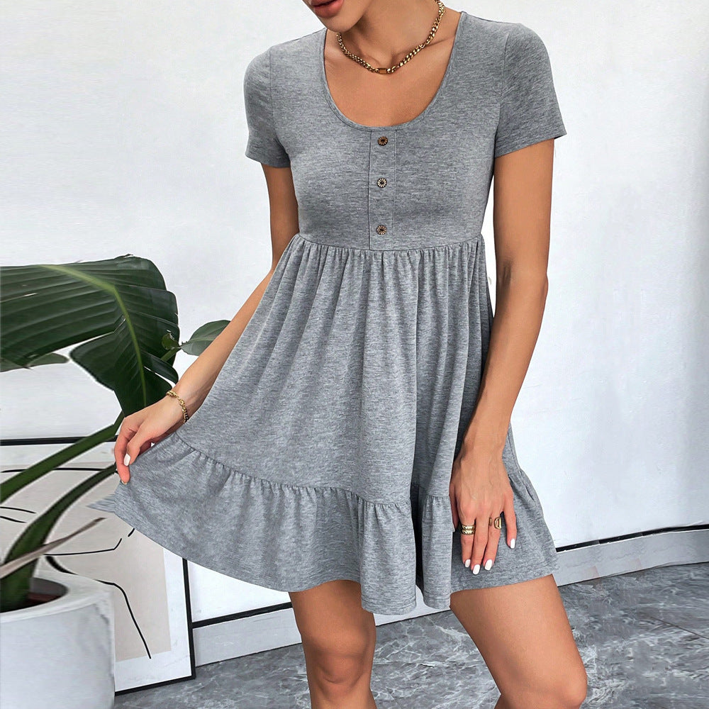 Robe décontractée pour femme à manches courtes avec détails en boutons et ourlet voluminieux à volants Chic & Stil