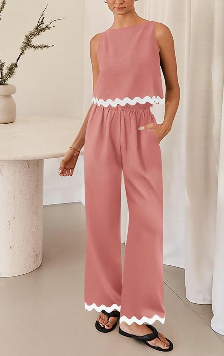 Women elegant lounge outfit with loose fit and decorative wavy finishes Chic und Stil