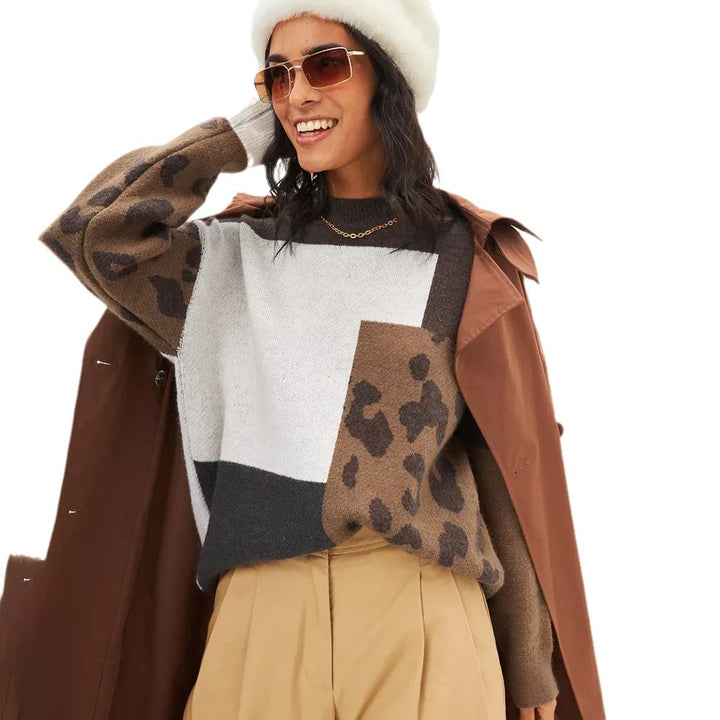 Fashionable women's sweater with graphic pattern and raglan sleeves Lune London