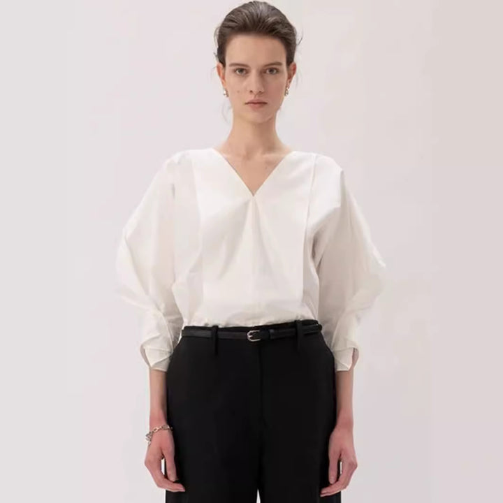 Blouse féminine tendance avec des manches volumineuses et un décolleté en V Chic & Stil