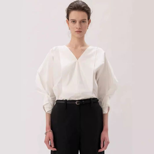 Blouse féminine tendance avec des manches volumineuses et un décolleté en V Chic & Stil