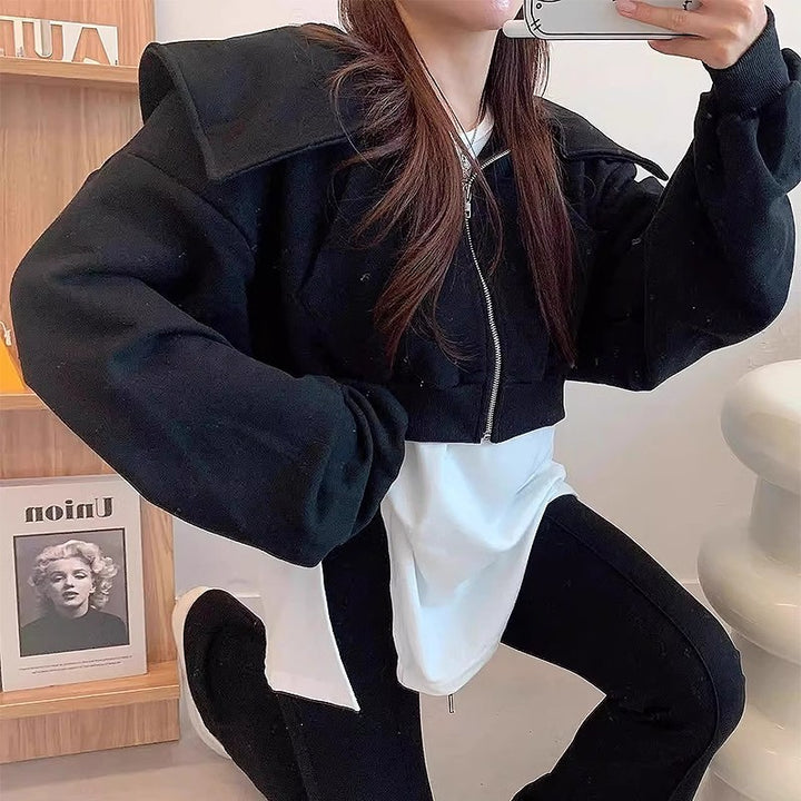 Veste sweat-shirt cropped moderne pour femmes avec un large col Chic & Stil