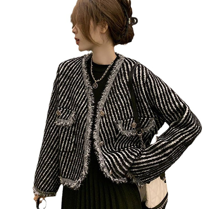 Cardigan pour femme avec un motif rayé caractéristique et des détails de boutons élégants Chic & Stil
