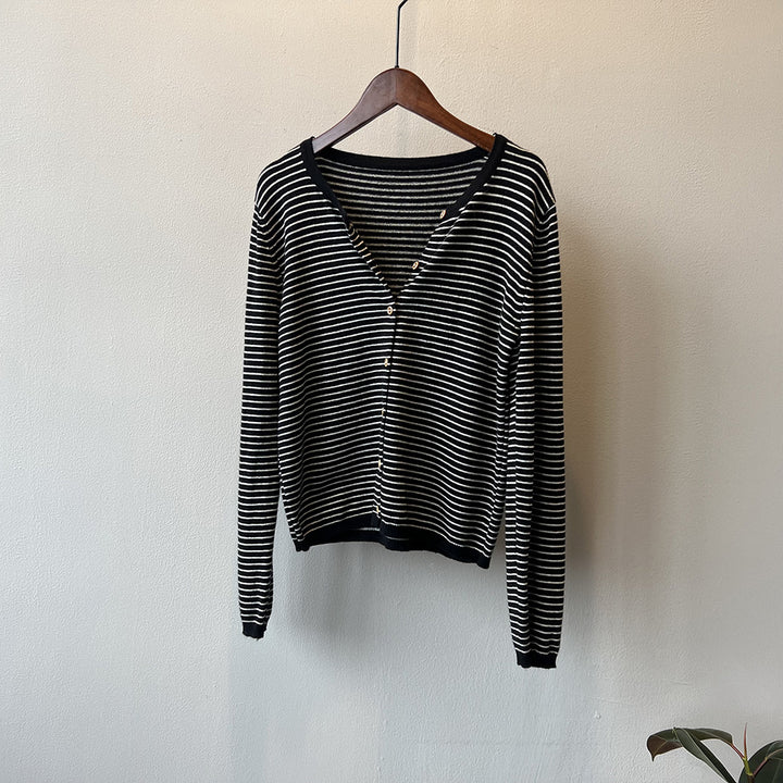 Chemisier à manches longues pour femmes avec motif rayé maritime et patte de boutonnage Chic & Stil