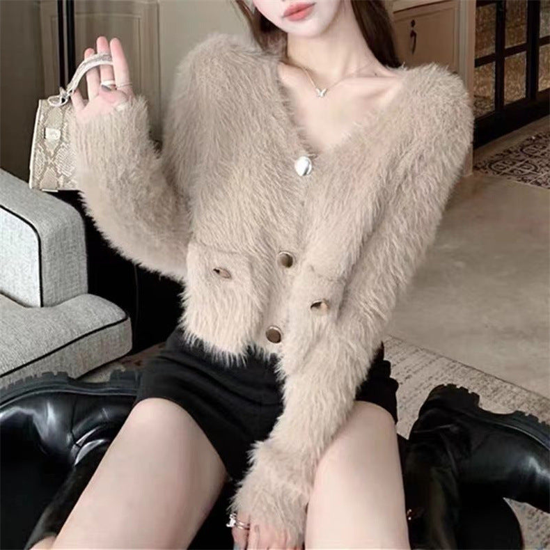 Cardigan en peluche pour femmes avec col en V et boutons décoratifs Chic & Stil