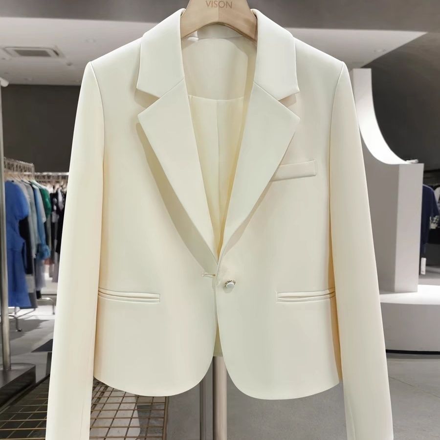Veste élégante et ajustée pour femmes avec des revers fins Chic & Stil