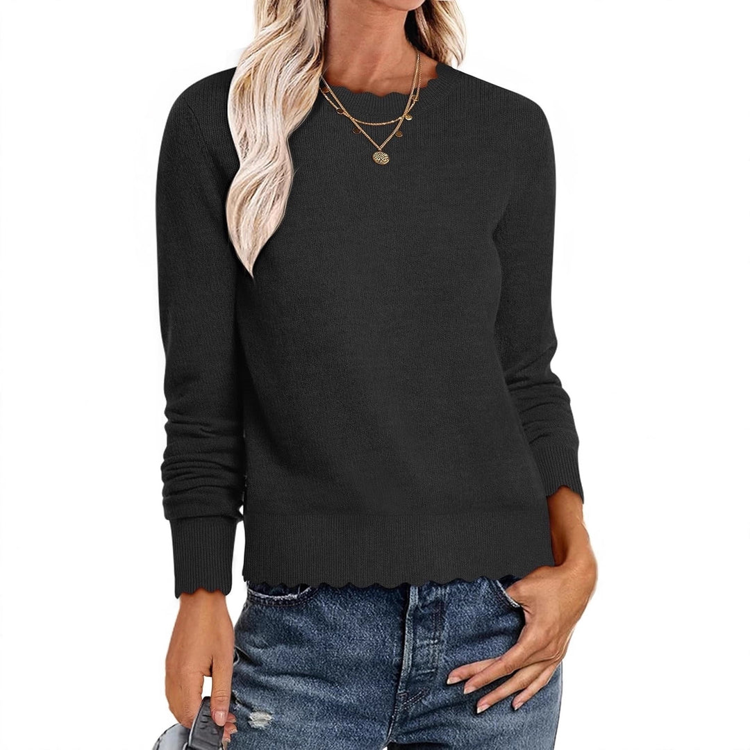 Chic and Stylish Women's Sweatshirt with Wavy Hem