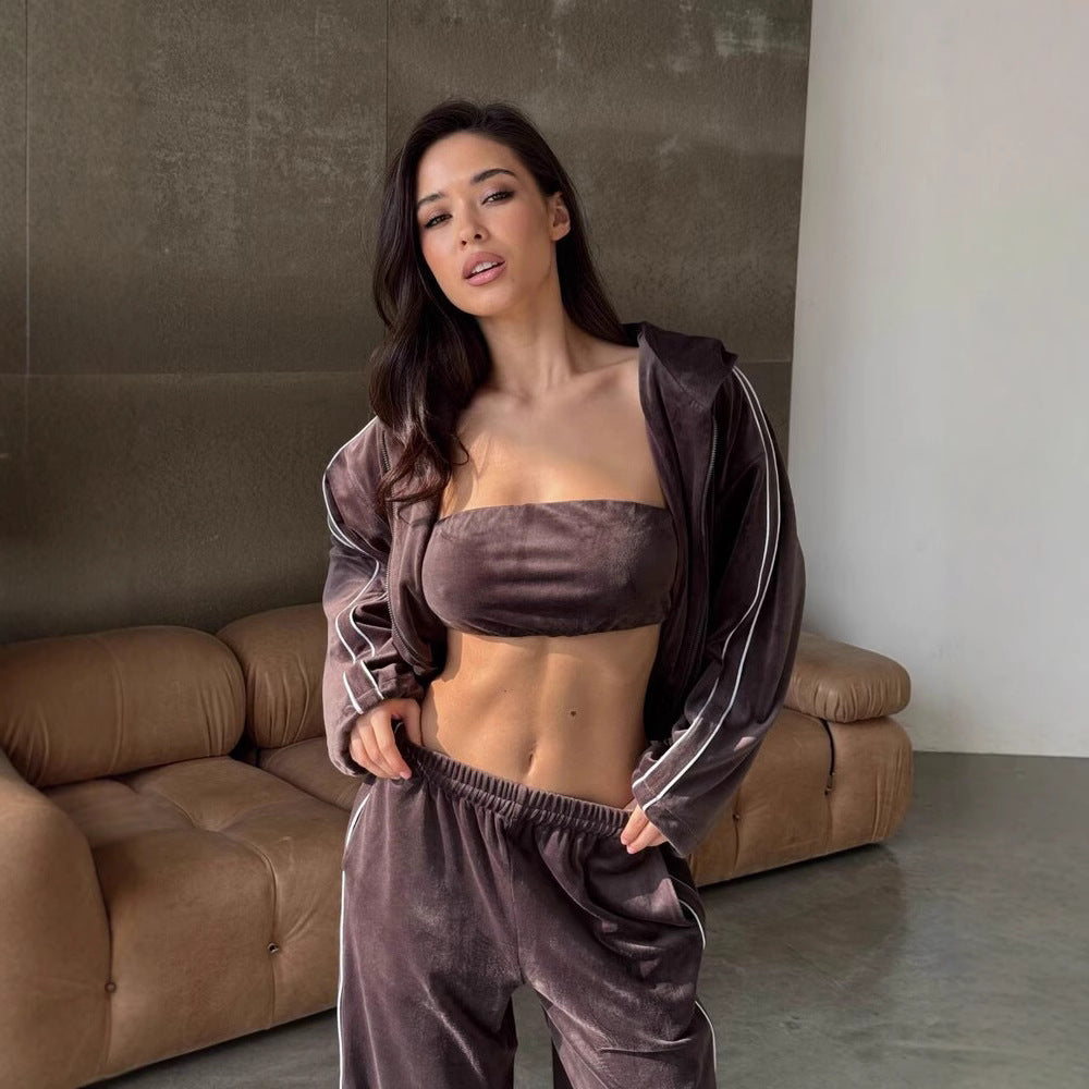 Women's luxurious velour loungewear set with cropped top and wide cut Chic & Stil