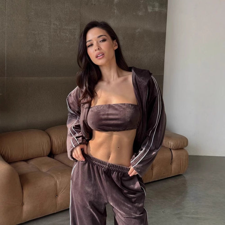 Women's luxurious velour loungewear set with cropped top and wide cut Chic & Stil