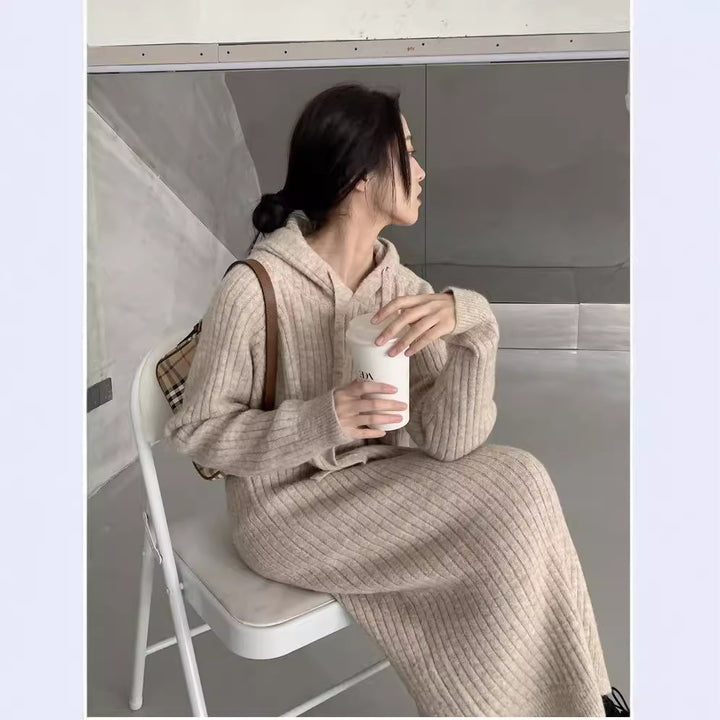 Pull long en tricot pour femmes avec capuche et fine structure en côtes Chic & Stil
