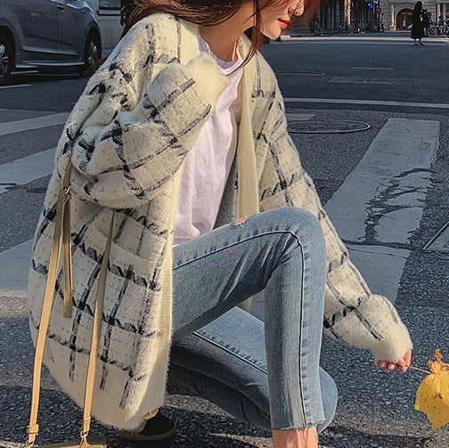 Ladies oversized cozy wool sweater with chic check pattern and style