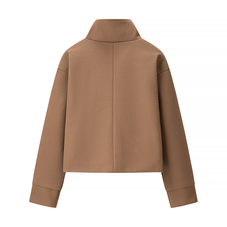 Veste courte de transition pour femme avec col haut et détails décoratifs en boutons Chic & Stil