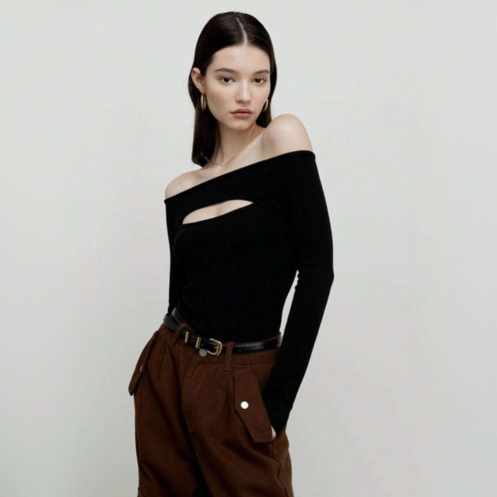 Top ajusté pour femmes avec encolure asymétrique et manches longues Chic & Stil