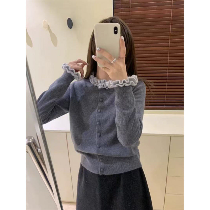 Cardigan pour femmes avec col volanté et détails de boutons Chic & Stil