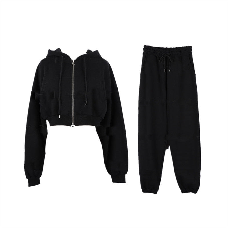 Women's sporty leisure set with cropped hoodie and joggers Chic & Stil