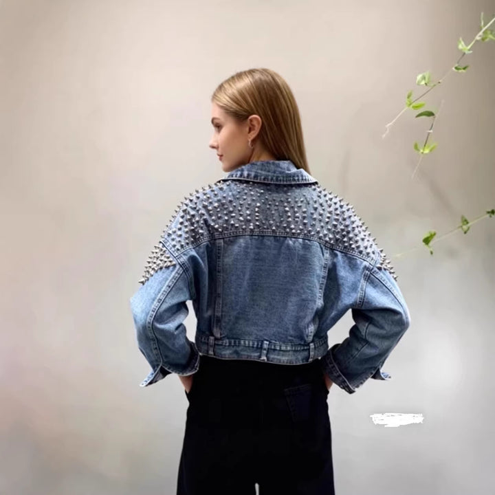 Veste en denim pour femmes avec embellissements en clous Chic & Stil