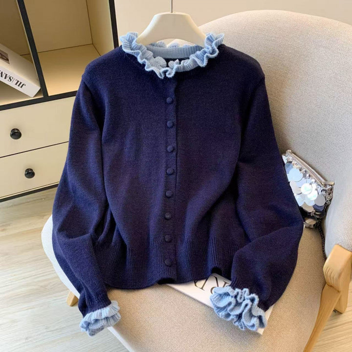 Cardigan pour femmes avec col volanté et détails de boutons Chic & Stil