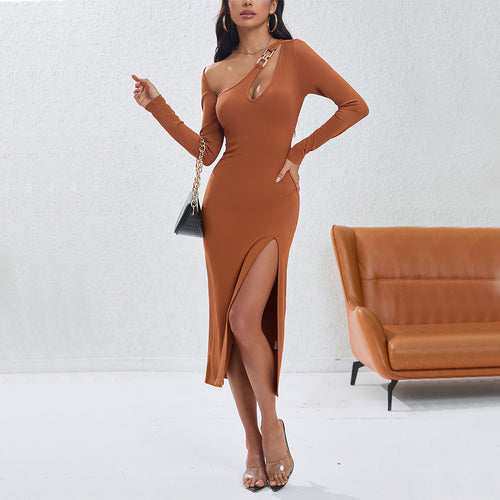 Robe longue à manches longues ajustée pour femmes avec fente latérale et décolleté asymétrique Chic & Stil