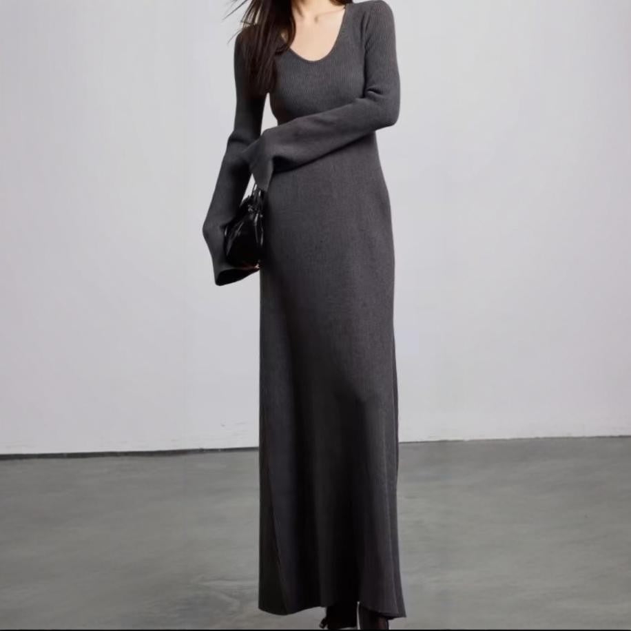 Elegant maxi dress for women with a fine ribbed structure and a chic V-neckline.