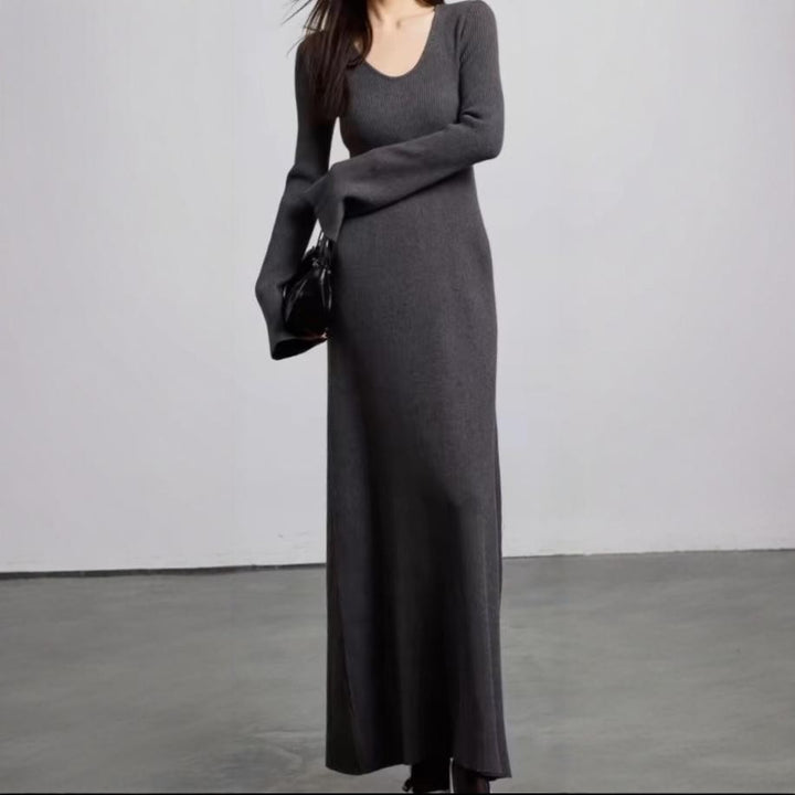 Elegant maxi dress for women with a fine ribbed structure and a chic V-neckline.